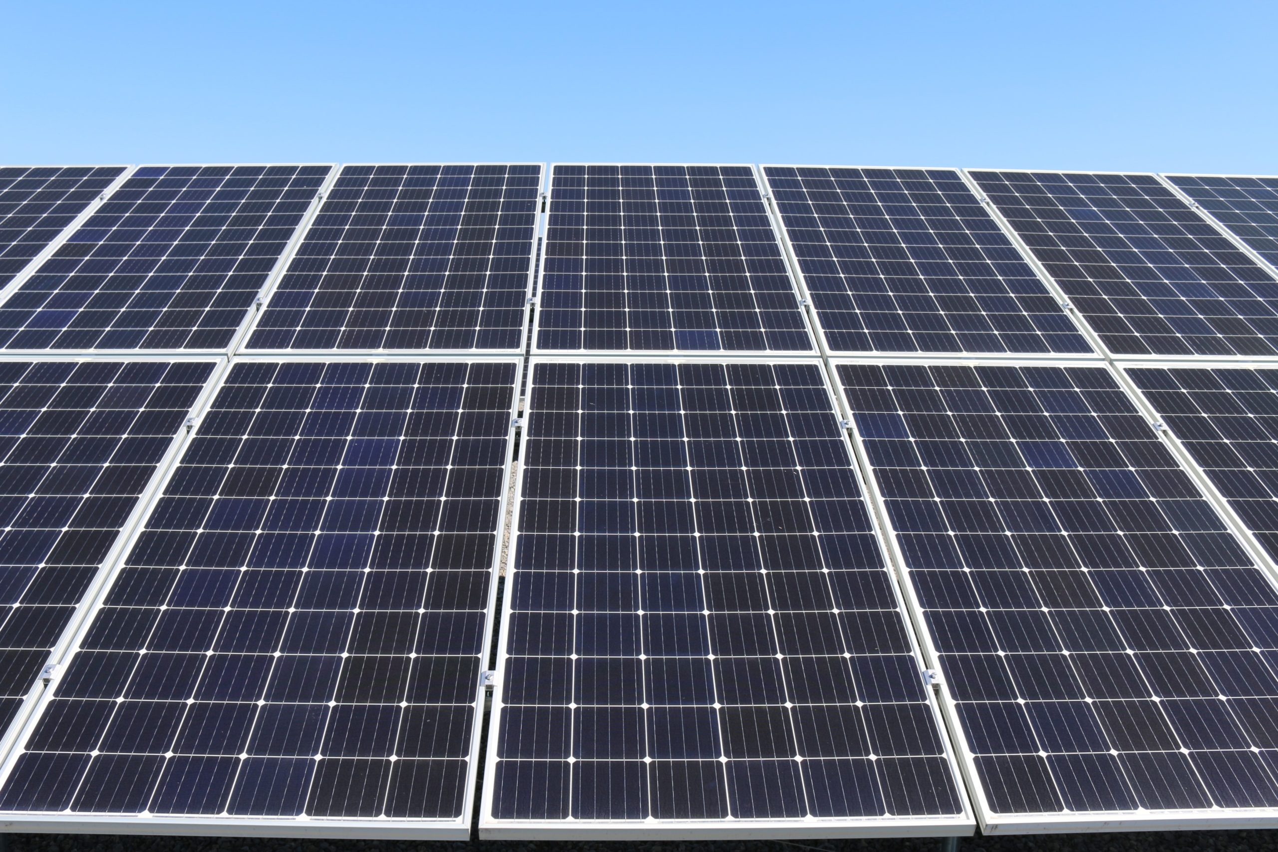 Zrównoważony rozwój: TOP-5 największych elektrowni słonecznych na dachach magazynów